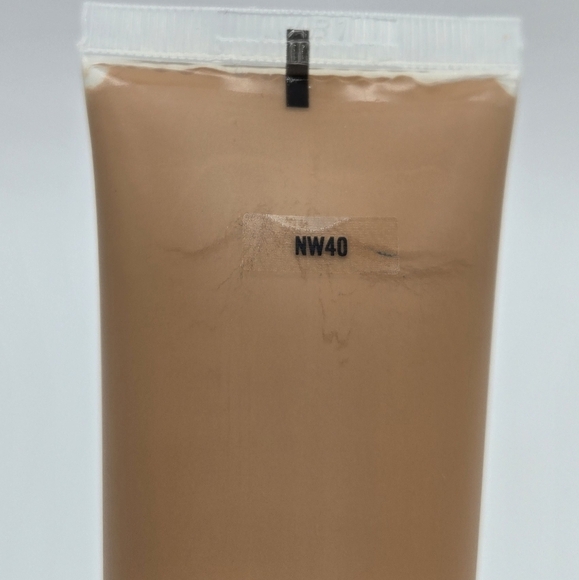 MAC Studio Sculpt Broad Spectrum SPF 15 Foundation NW40 - Picture 12 of 13